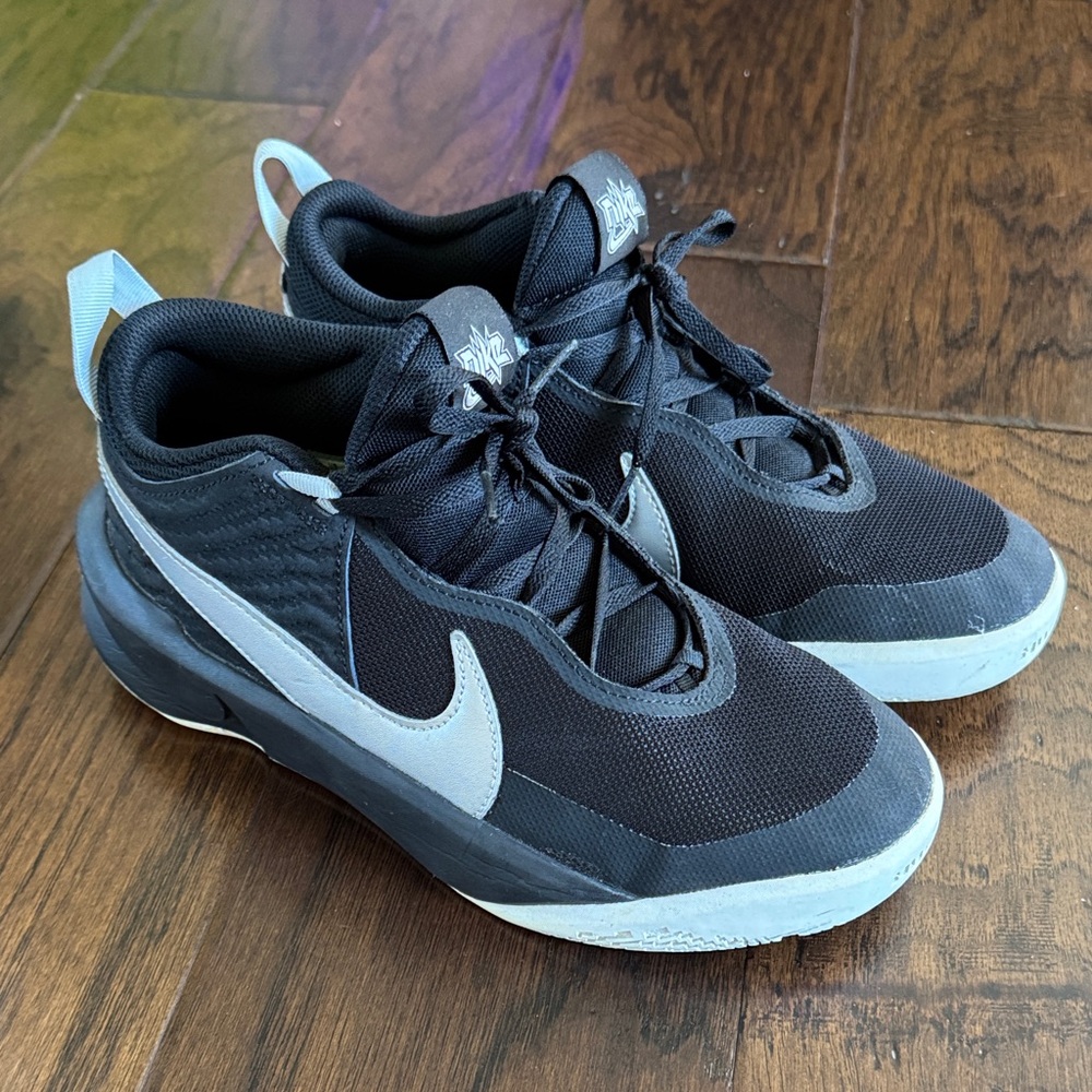 Boys Nike Basketball Team Hustle D10 low Sneakers size 7Y